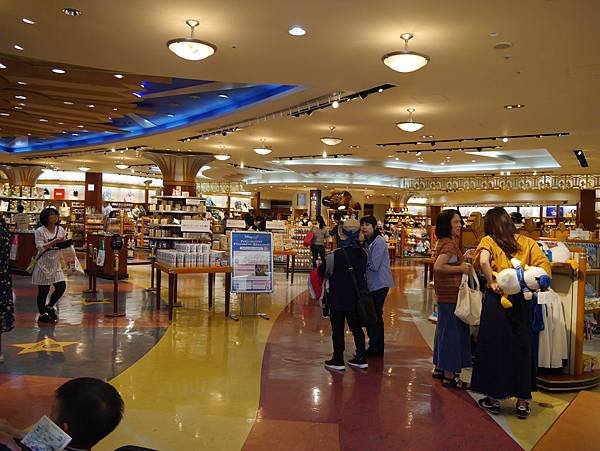 伊克斯皮兒莉IKSPIARI  DISNEY STORE  Tokyo DisneyLand東京迪士尼度假區35週年慶Happiest Celebration (43).JPG