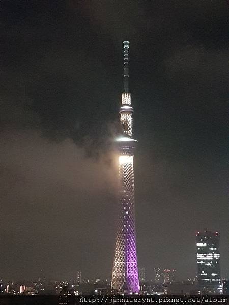 晚上回到飯店再挑戰拍晴空塔，依舊雲霧繚繞...