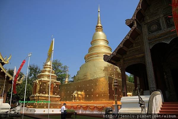 3 4 Wat Phra Singh (2).JPG