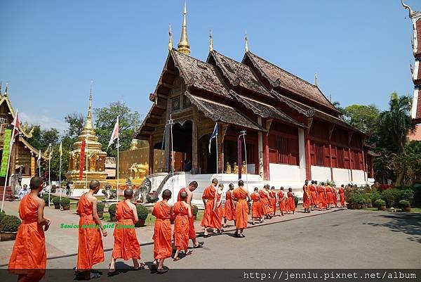 3 4 Wat Phra Singh (6).JPG