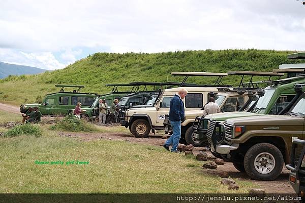 3 3 Ngrongoro crater - lunch time (2).JPG