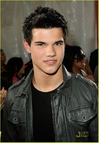 b-494799-_Taylor_Lautner_new_moon_movie.jpg