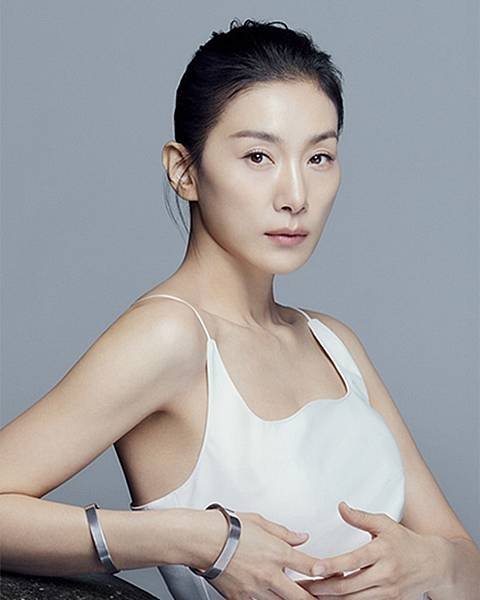 《輕熟霸氣女王 金瑞亨 歐妮》最新廣告造型散發精緻華麗的性感