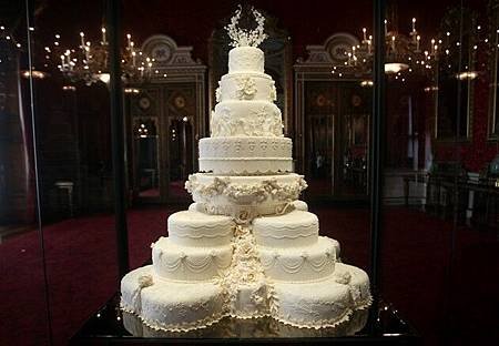 135204-the-royal-wedding-cake-of-britains-prince-william-and-his-wife-catheri.jpg