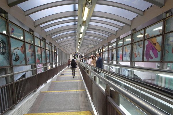 Escalator to Mid Level