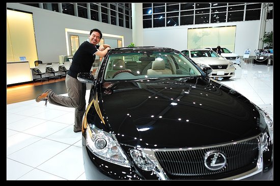 在toyota的展場上拍照