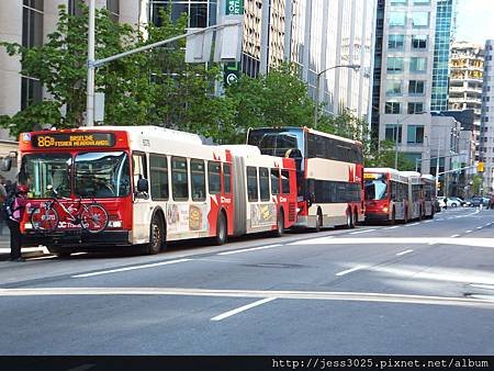 看~ 有雙層的公車