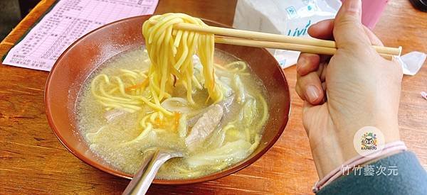 【瑞芳四腳亭美食】橋頭排骨麵在地人推薦的廣東麵，入口即化的白