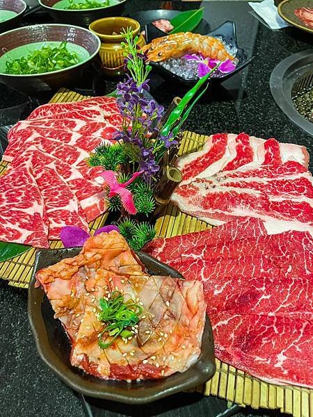 「高雄美食」《 秘町無煙炭火燒肉 民族店 》｜高雄平價吃到飽