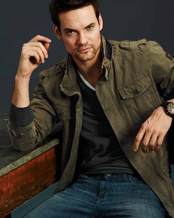 Shane West suits up in John Varvatos for Men&apos;s Health&apos;s March issue