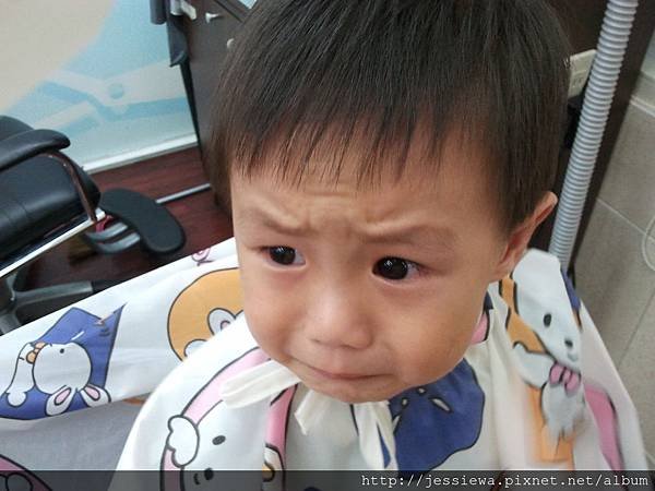 ....剪個頭髮而已~又必要哪麼委屈嗎!?=.=20120812_112627