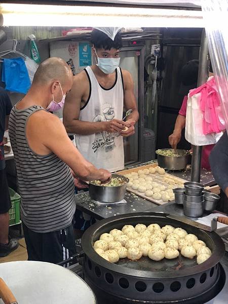 （夜市美食）上海生煎包鍋貼～手工現包巨無霸煎包～一咬開會爆餡