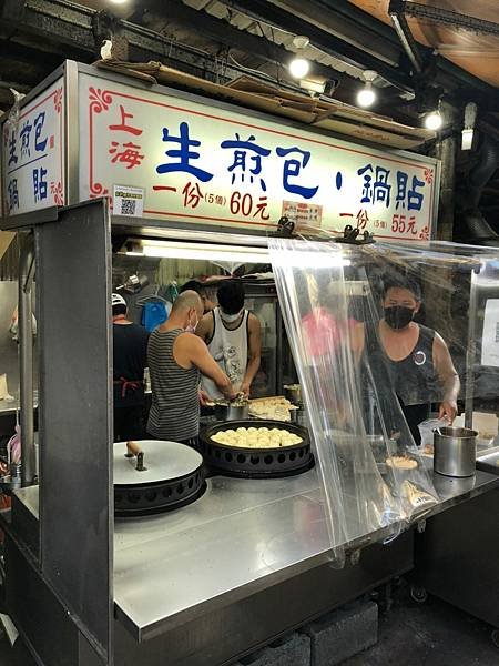 （夜市美食）上海生煎包鍋貼～手工現包巨無霸煎包～一咬開會爆餡