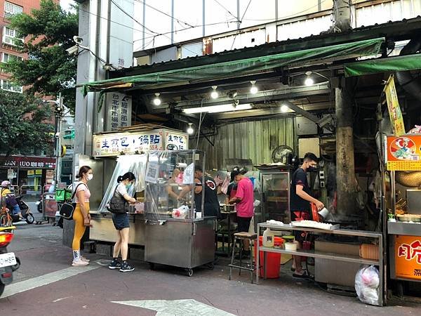 （夜市美食）上海生煎包鍋貼～手工現包巨無霸煎包～一咬開會爆餡