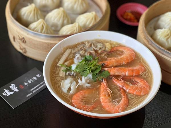 （長庚美食）哇草手創湯包～獨特干貝湯包、限量蝦爆麵線，淋上麻