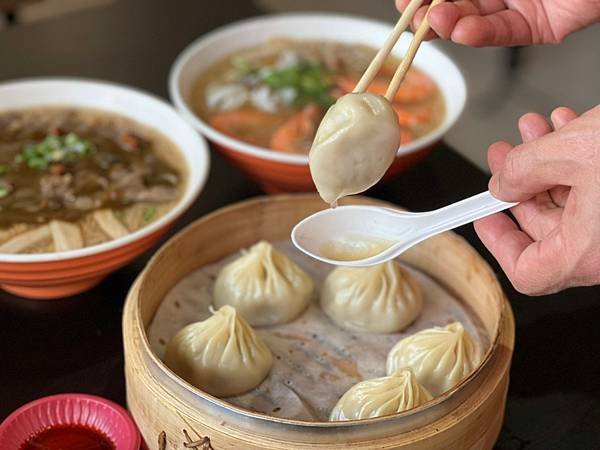 （長庚美食）哇草手創湯包～獨特干貝湯包、限量蝦爆麵線，淋上麻