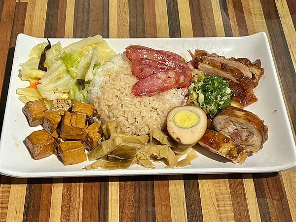 （松江南京便當）名門燒臘伊通店～燒臘肉質超嫩、配菜口味獨特、
