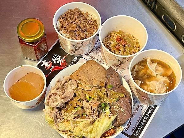 （三重麻辣燙）享樂麻辣燙三重店～麻辣鴨血臭豆腐、各式蔬菜配料