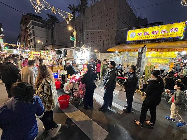 （龍山寺美食）東港旗魚黑輪～佛心老闆撐不下去了！一支只要１５