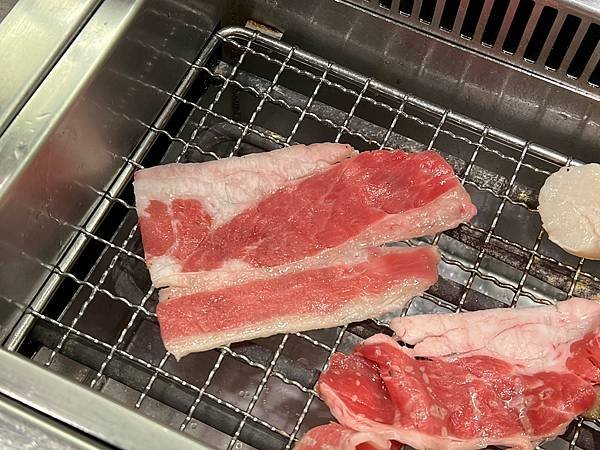 （台北迴轉燒肉）油花迴轉吧！燒肉信義駅～想吃甚麼自己拿！迴轉