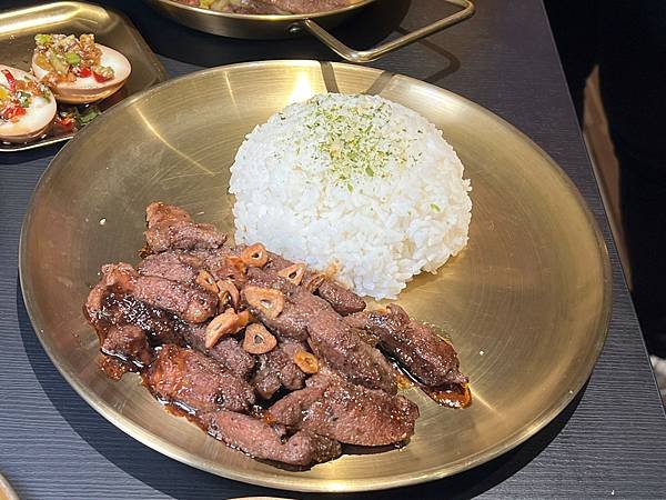 （中原美食）上癮食板屋～超夠味鐵板套餐現點現炒～雞豬牛海鮮通