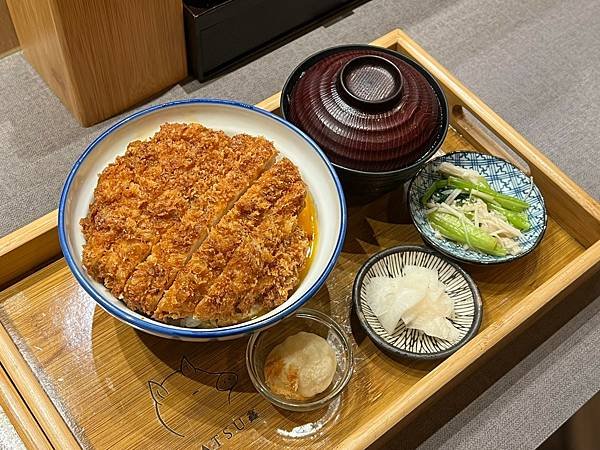 （台北豬排飯）KATSU 鑫豬排蓋飯｜中山店～大排長龍豬排飯