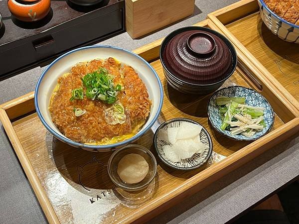 （台北豬排飯）KATSU 鑫豬排蓋飯｜中山店～大排長龍豬排飯