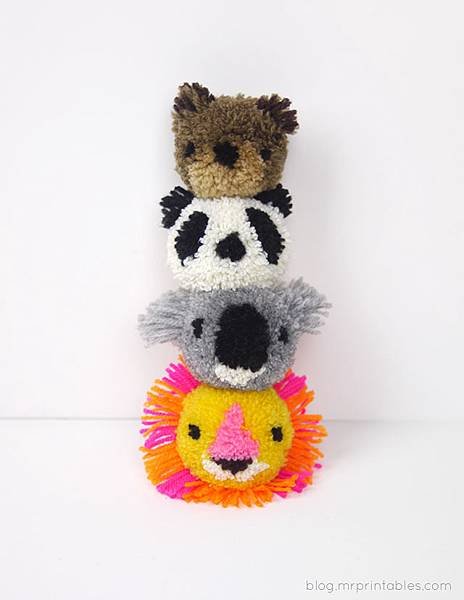 animal-pompoms-totem