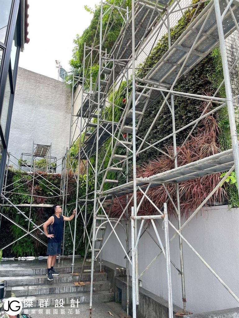 汐止社區陽台植生牆綠牆垂直花園陽台園藝設計-自動澆水自動澆灌系統-金獎布花園價格植生牆diy-植生牆工法-植栽牆植物牆diy-草皮牆-室內植生牆植物價格-人造植生牆diy-人造植生牆工法-人造植栽牆植物牆diy-人造草皮牆-室內植生牆植物價格-綠色植生牆設計-景觀園藝花藝設計-商業空間室內造景-人造景觀施工安裝-仿真造景佈置-熱帶雨林風格植物-綠牆失敗的原因陽光空氣水-人造花-擬真花仿真花-不雕花-訂製花藝作品擺飾拍攝道具-空間設計-櫥窗設計-居家擺飾-花藝空間設計-台北廠商-傑群設計有限公司-Plantwall-Greenwall-VerticalGarden