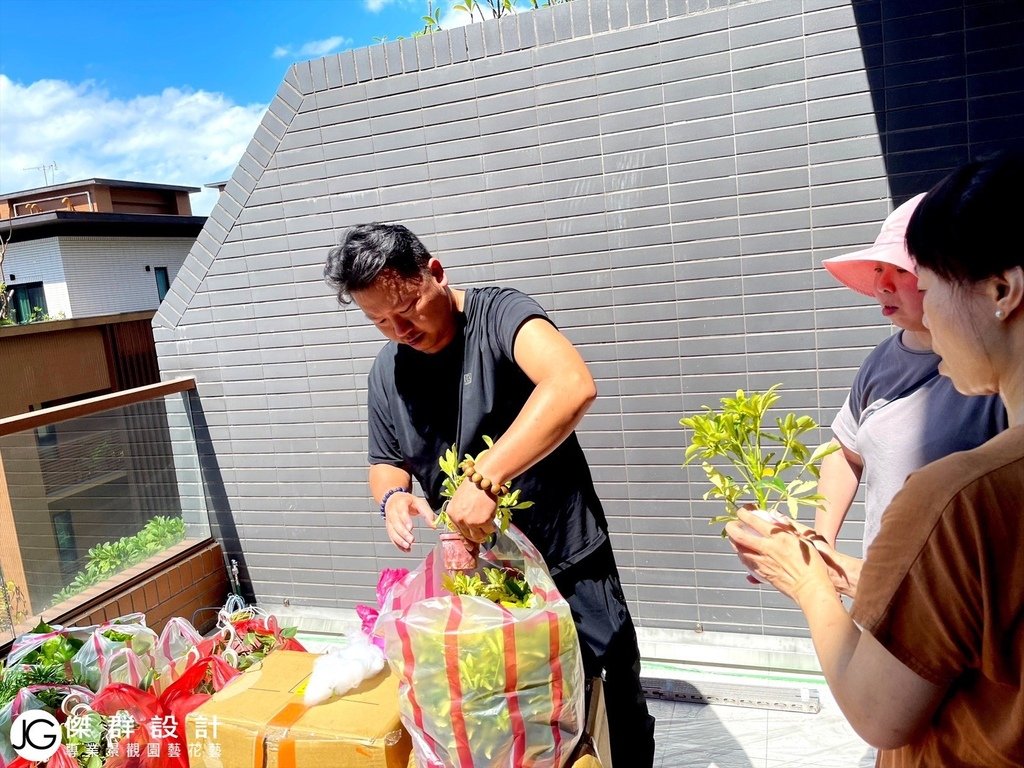 陽台改造推薦種植物-北投私宅垂直花園-陽台改造陽台設計植物推薦-香草花園-陽台改造diy-陽台改造費用-大樓陽台佈置風水-南京高樓層陽台綠化植物推薦設計規化施工安裝-垂直花園陽台園藝設計-自動澆水自動澆灌系統陽台佈置diy-陽台植物-小陽台設計公司-大樓陽台設計案例-陽台欄杆-陽台花架-庭園設計案例-庭園設計圖-庭園設計費用-庭園設計師-庭園設計風格-庭園設計diy-露台佈置植物推薦-露台設計推薦-露台設計公司-露台設計師-二樓露台設計-花園設計圖-花園景觀設計-花園排水設計-展覽設計施工佈置綠雕雕塑活的植物藝術品綠藝品-人造花牆設計-婚禮天母陽台植物花藝設計作品裝修施工Lobby公設飯店銀行專業商業空間設計公司推薦商空設計費室內設計推薦佈置規劃-假植物牆假植栽牆假花牆-仿真植物牆安裝價格diy價格-人造植生牆工法缺點聖誕場地會場佈置費用公司-綠色植生牆植物推薦-綠牆花牆設計圍牆外牆牆面設計-Logo牆壁設計-婚禮舞台佈置背景-戶外植生牆綠牆花牆景觀園藝花藝設計施工維護-庭園造景佈置拍攝道具-客廳辦公室賣場百貨展覽佈置-室內植生牆綠牆花牆設計施工維護價格-生態牆拍照牆主牆裝潢打卡牆網美牆開店直播必備-綠屋頂綠化-diy草皮牆-廣告設計公司-櫥窗設計-台北花店花藝教室-台北廠商-傑群設計有限公司-Plantwall-Greenwall-VerticalGarden