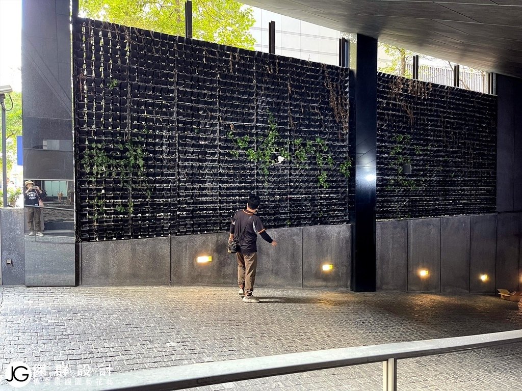 板橋領御車道綠化-人造植物牆垂直花園-社區陽台植生牆綠牆-百貨公司綠牆植物推薦-植生牆缺點-植物牆設計-陽台植栽設計-植生牆工法-植物藝術牆面-生態牆-景觀牆設計-園藝造景造園工程-庭園景觀設計施工-專業景觀維護-庭園景觀設計diy-景觀設計案例-園藝造景景觀設計-頂樓景觀設計-陽台景觀設計-大樓景觀設計-庭園景觀設計平面圖-日式庭園景觀設計-日本庭園景觀設計-庭園景觀設計費用-假植物盆栽哪裡買-假花牆設計-植生牆廠商-植物牆diy-植生牆費用-金獎布花園-陽台綠化-建築綠化-人造花牆佈置-人造綠牆-植栽牆diy-陽台植物牆-植生牆植物-植栽牆植物-植物牆植物-花牆設計-仿真植物牆diy-室內植生牆-植生牆價格-室外植物牆-植生牆施工圖-陽台造景diy-陽台植栽佈置diy-室內植栽牆-頂樓花園diy-人造植生牆-仿真植物牆-公寓陽台植物-陽台圍牆設計-台北廠商-傑群設計有限公司-Plantwall-Greenwall-VerticalGarden