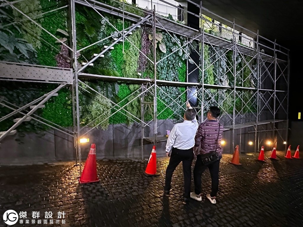 板橋領御車道綠化-人造植物牆垂直花園-社區陽台植生牆綠牆-百貨公司綠牆植物推薦-植生牆缺點-植物牆設計-陽台植栽設計-植生牆工法-植物藝術牆面-生態牆-景觀牆設計-園藝造景造園工程-庭園景觀設計施工-專業景觀維護-庭園景觀設計diy-景觀設計案例-園藝造景景觀設計-頂樓景觀設計-陽台景觀設計-大樓景觀設計-庭園景觀設計平面圖-日式庭園景觀設計-日本庭園景觀設計-庭園景觀設計費用-假植物盆栽哪裡買-假花牆設計-植生牆廠商-植物牆diy-植生牆費用-金獎布花園-陽台綠化-建築綠化-人造花牆佈置-人造綠牆-植栽牆diy-陽台植物牆-植生牆植物-植栽牆植物-植物牆植物-花牆設計-仿真植物牆diy-室內植生牆-植生牆價格-室外植物牆-植生牆施工圖-陽台造景diy-陽台植栽佈置diy-室內植栽牆-頂樓花園diy-人造植生牆-仿真植物牆-公寓陽台植物-陽台圍牆設計-台北廠商-傑群設計有限公司-Plantwall-Greenwall-VerticalGarden