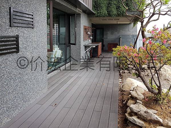 Y107040016_半畝塘若山私宅_溝紋塑木（黑色）+不鏽鋼方管腳料_平台05