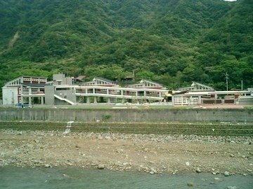 02 基隆河的左岸看位於右岸的候硐國小.jpg