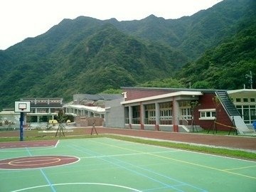 05 天橋式斜坡底部為一連串的橋梁基座.jpg