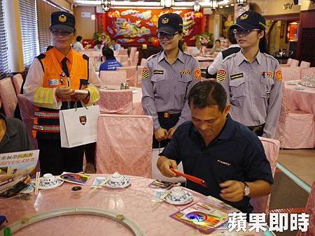 警花宣導交通安全　民眾備感親切成效佳