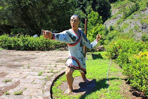 本在紀念碑上 莫那魯道紀念雕像