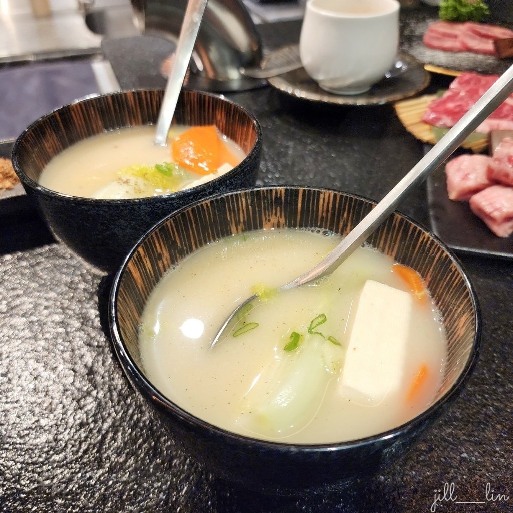 【台北 忠孝敦化站】無上炭火燒肉專門店 專人代烤，只需動嘴吃