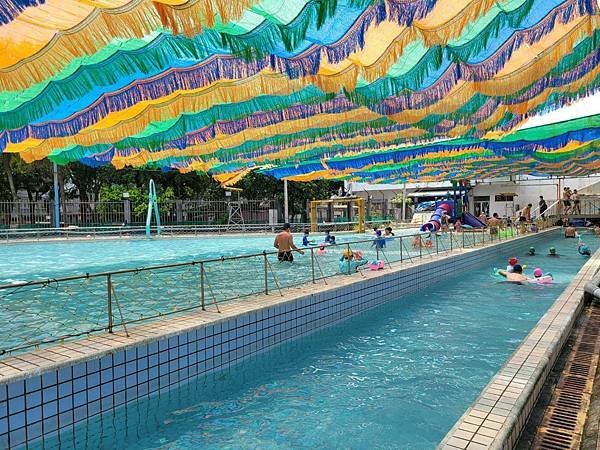 【育兒】【玩水/游泳】南港區~玉成公園游泳池 超多滑水道 飄