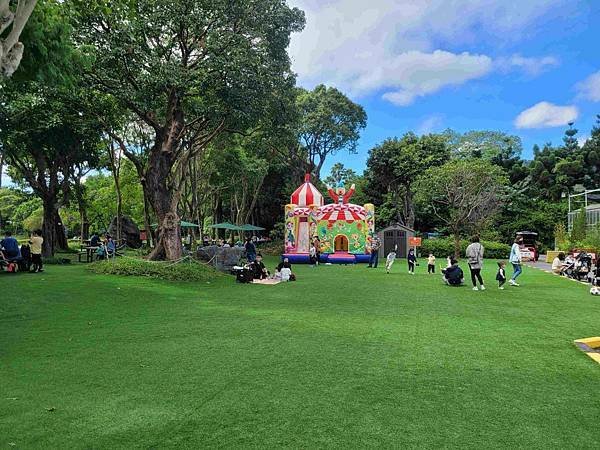 ※新北市※ 【農場/牧場】五股準園 大草皮 瀑布 氣墊溜滑梯