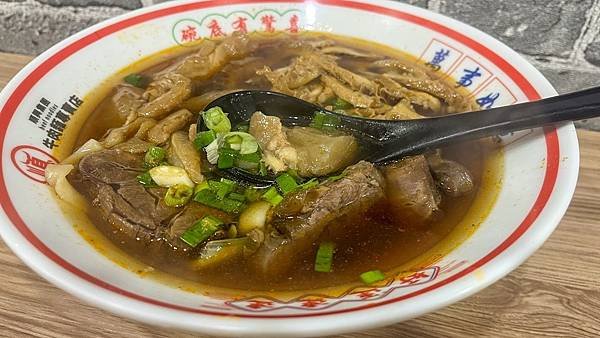 【新北三重】順興集團牛肉麵：麻油手沖暖心暖胃，紅燒牛三寶料多