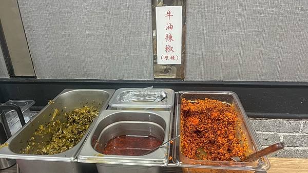 【新北三重】順興集團牛肉麵：麻油手沖暖心暖胃，紅燒牛三寶料多