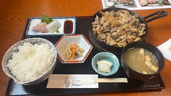 奧飛驒必吃美食KenKen食堂！牛內臟定食是招牌，唐揚雞、炸