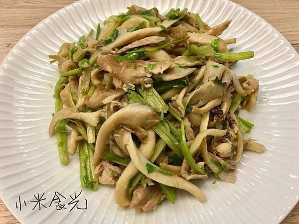 滷雞腿炒袖珍菇%26;芹菜.jpg