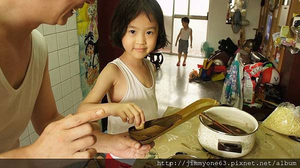13大正咩幫小正咩拍放栗子的正面