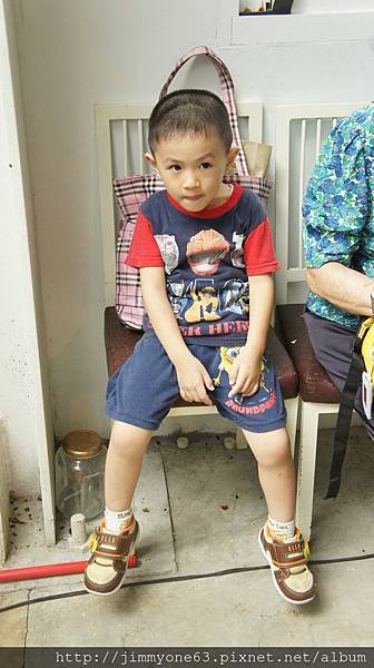 27坐著等出去玩.jpg