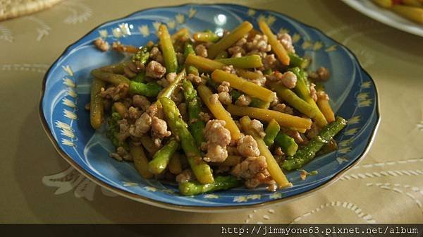 10順手把用剩的蘆筍絞肉炒盤菜.jpg