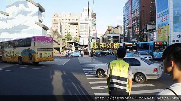 19闖紅燈小姐跟警察對峙2.JPG