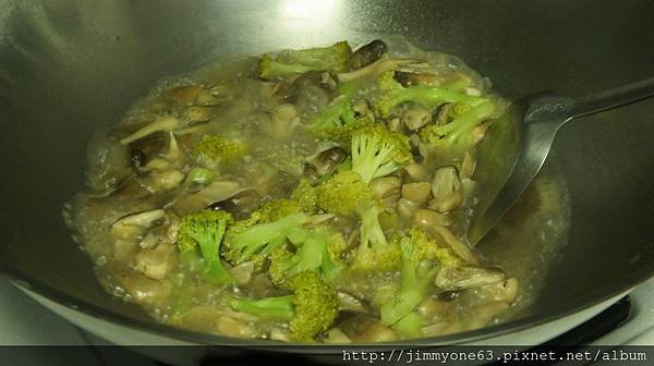 02加水悶煮5分鐘後加入炒菇.jpg
