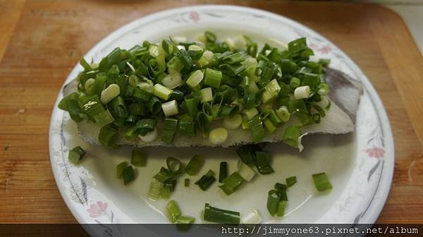 05鱈魚抹上鹽後灑上蔥花.jpg
